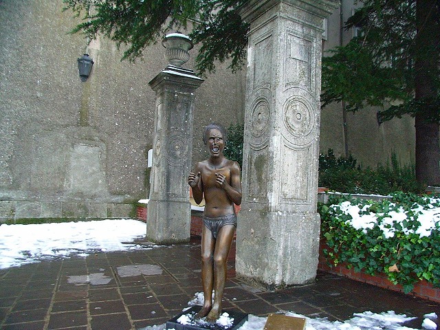 サンマリノの街角で見つけた銅像
