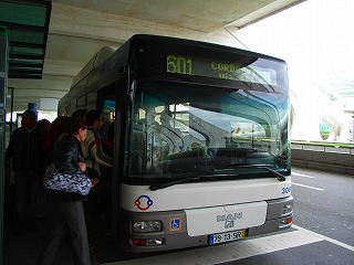 「６０１」と表示されたバスが到着