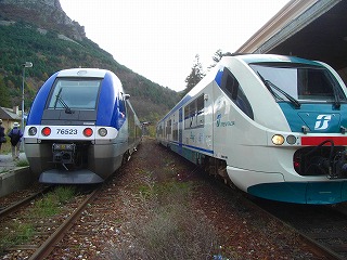 　【フランス（左）とイタリアの列車（右）が並んでます】