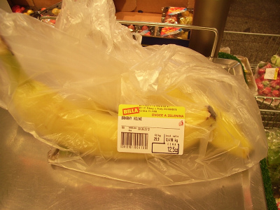 バナナの袋にペタッ。