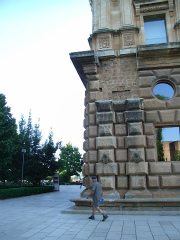 カルロス１世（カール５世）宮殿の脇