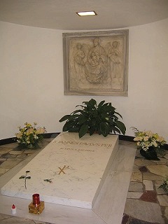 ヨハネ・パウロ２世の墓（バチカン：サン・ピエトロ寺院地下）