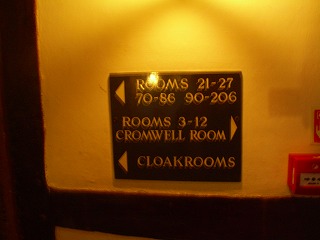 「CLOAKROOMS」とは何でしょう？